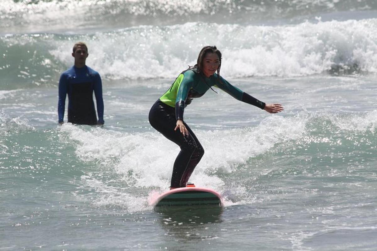 una donna che cavalca un'onda su una tavola da surf nell'oceano