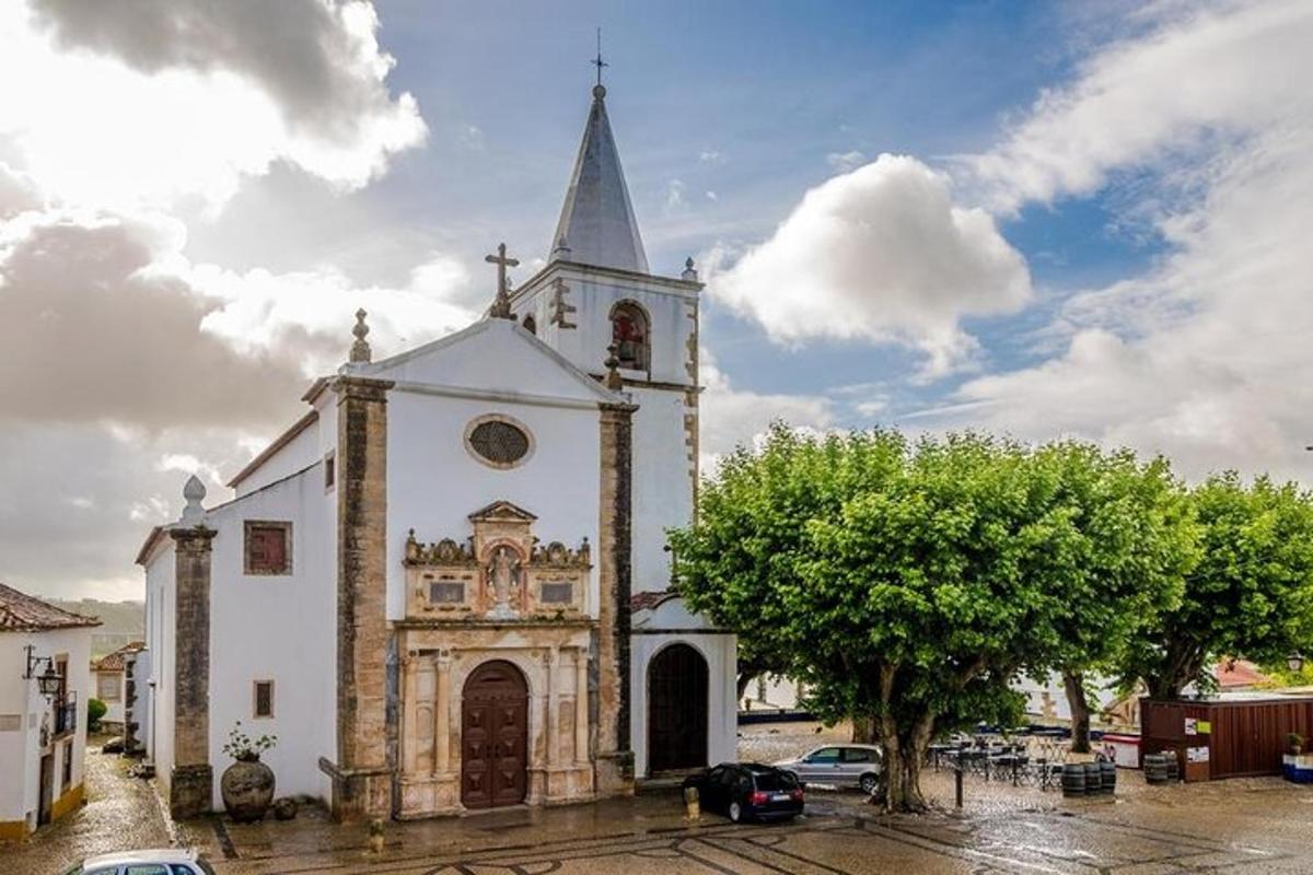 una chiesa bianca con un campanile in cima