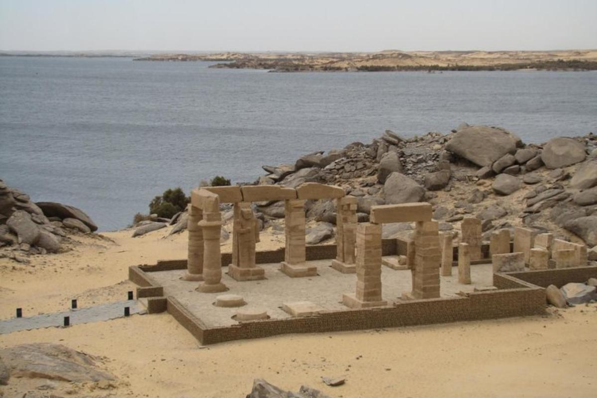 un monumento di pietra su una spiaggia vicino all'acqua