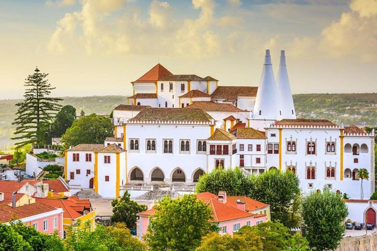 uma cidade com um grande edifício branco e uma igreja