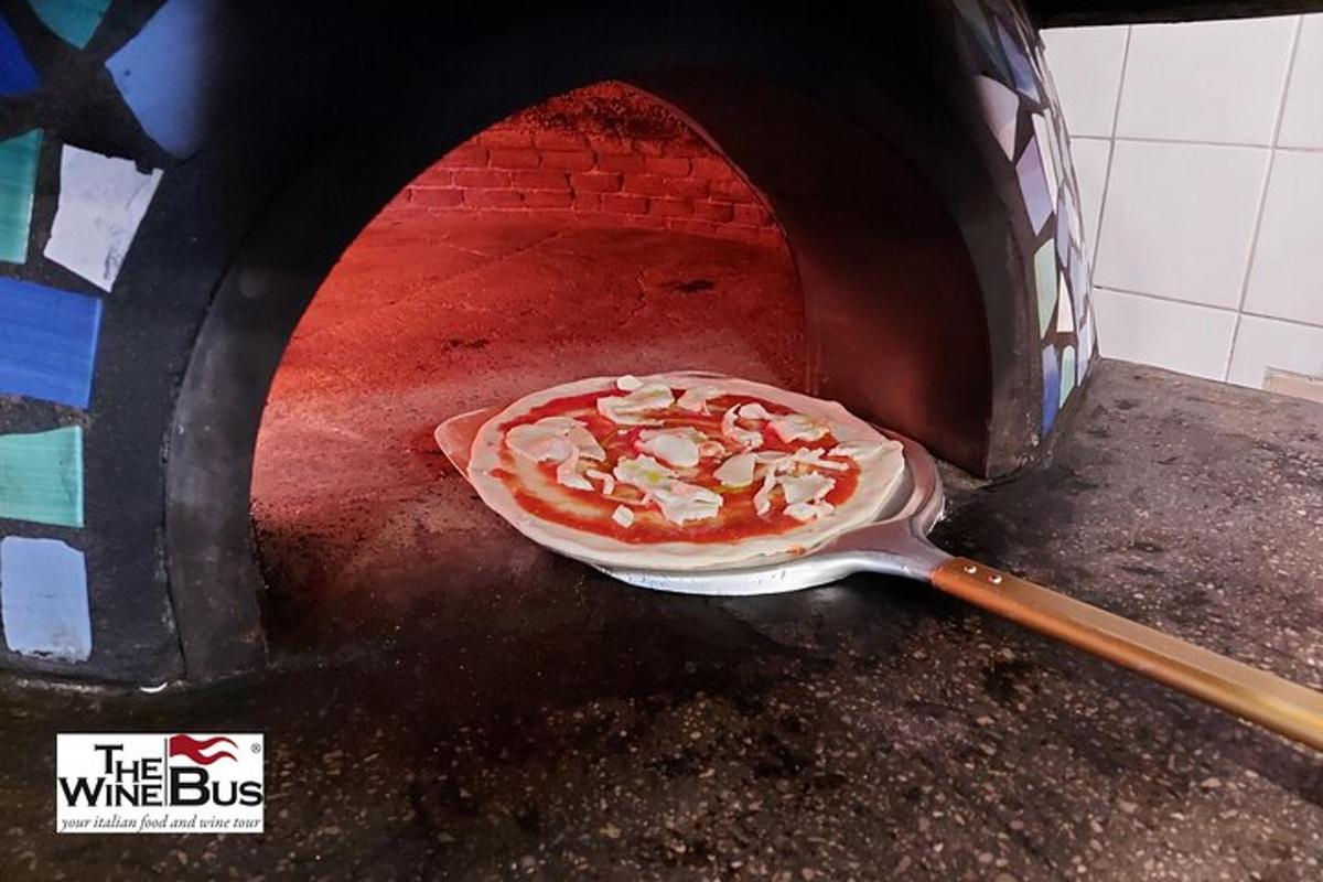 o pizza se gătește într-un cuptor de pizza