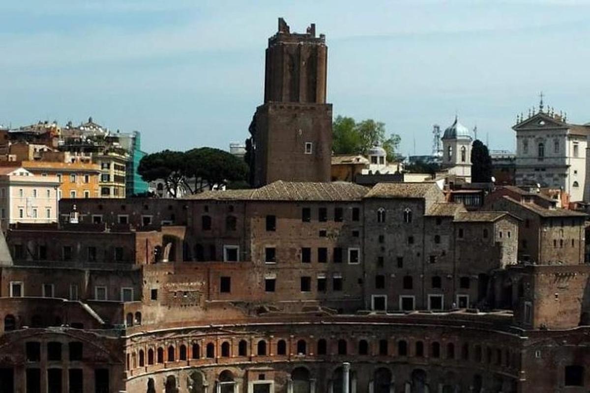 un gruppo di edifici con una torre sullo sfondo