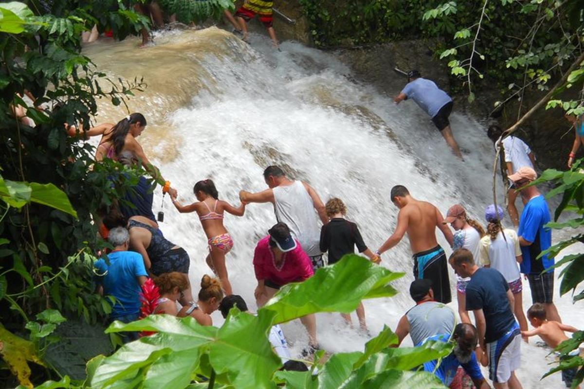 un gruppo di persone in piedi davanti a una cascata