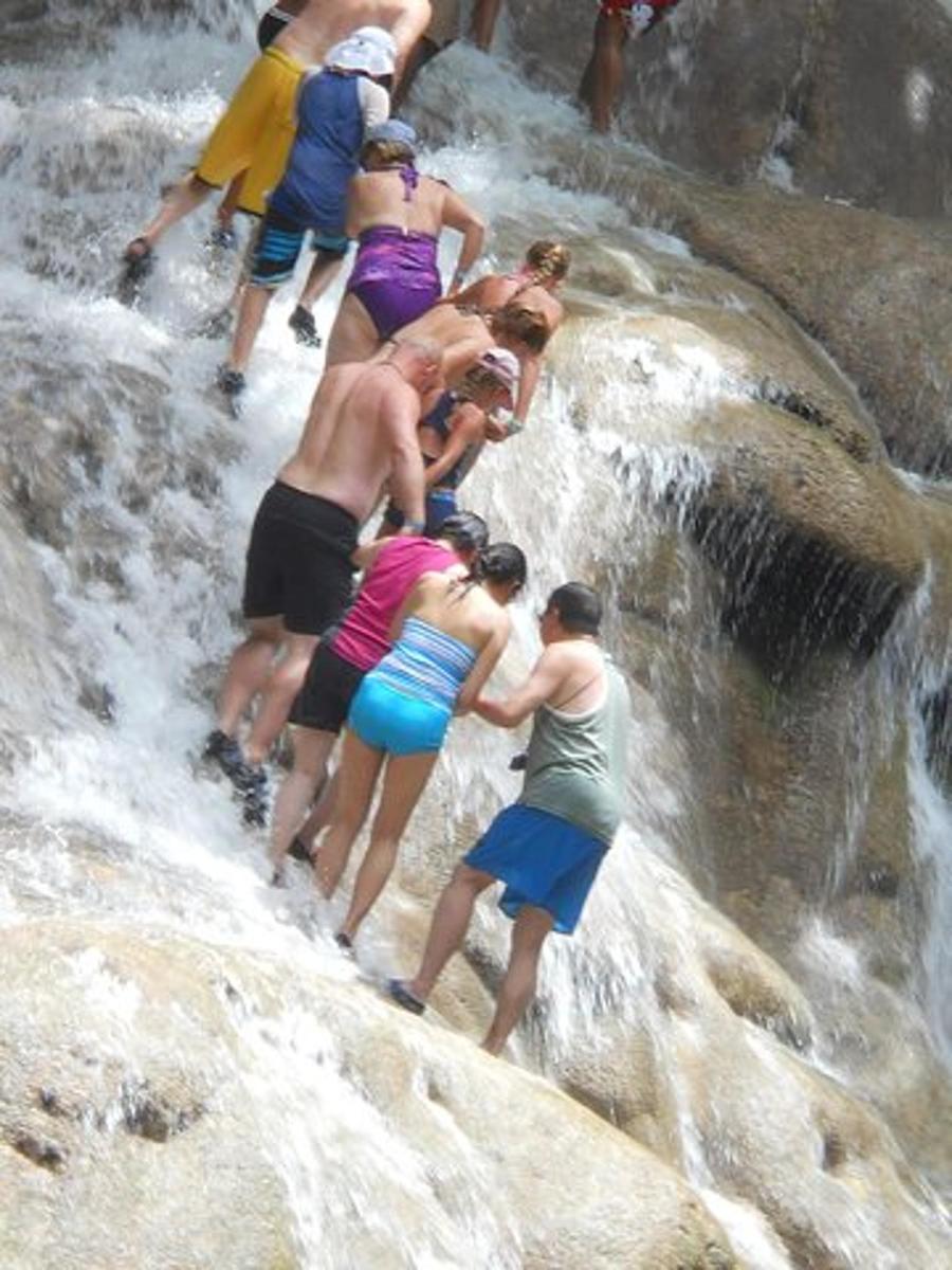 un gruppo di persone in piedi su una cascata