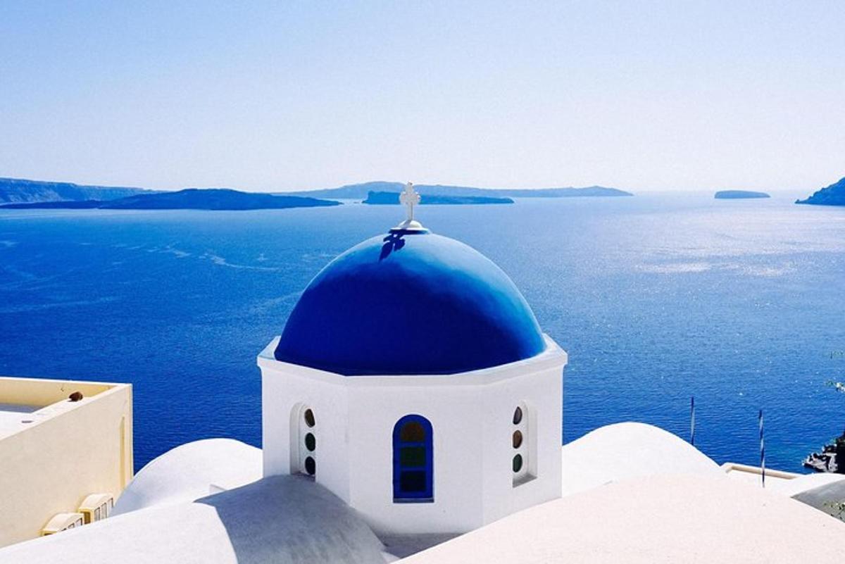 una cupola blu in cima a un edificio sull'oceano