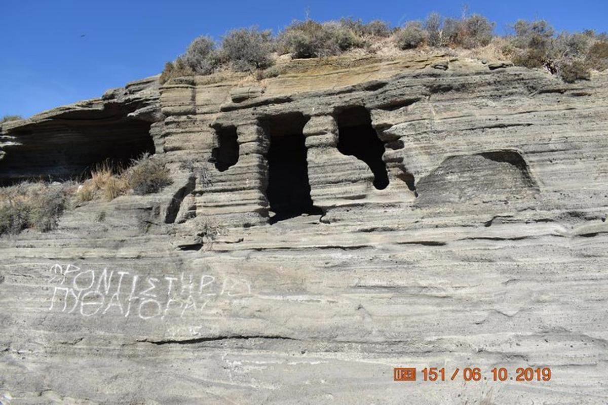 una formazione rocciosa con tre aperture al suo interno