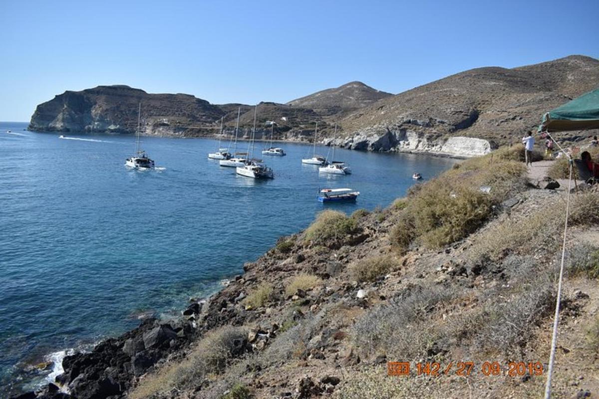 un gruppo di barche in uno specchio d'acqua