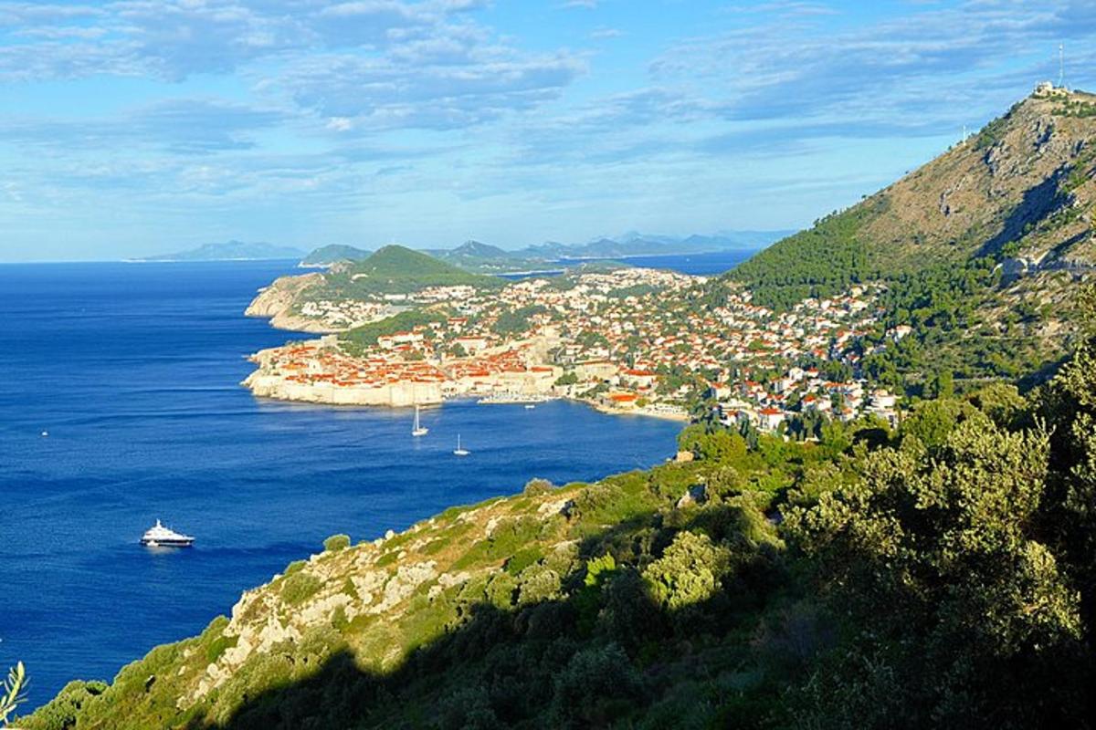 majhno mesto na hribu blizu oceana