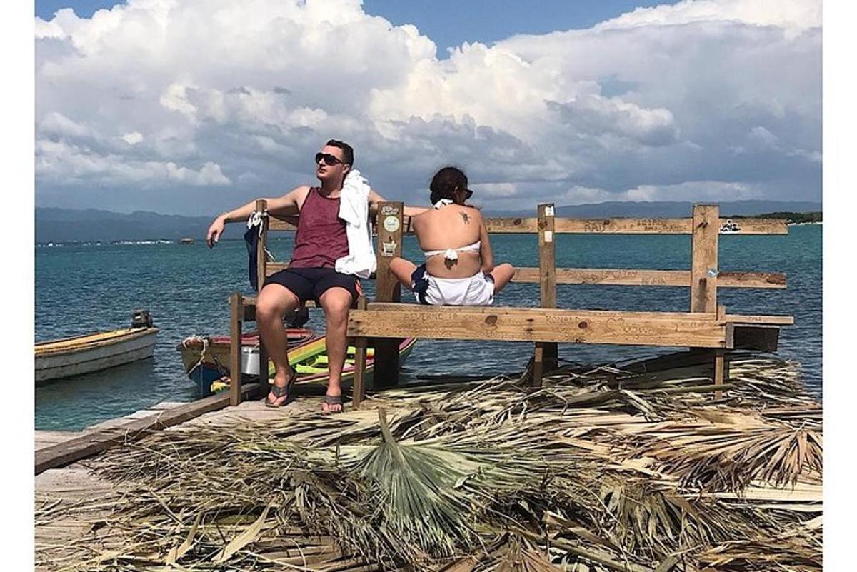 muž a žena sedící na lavičce u vody