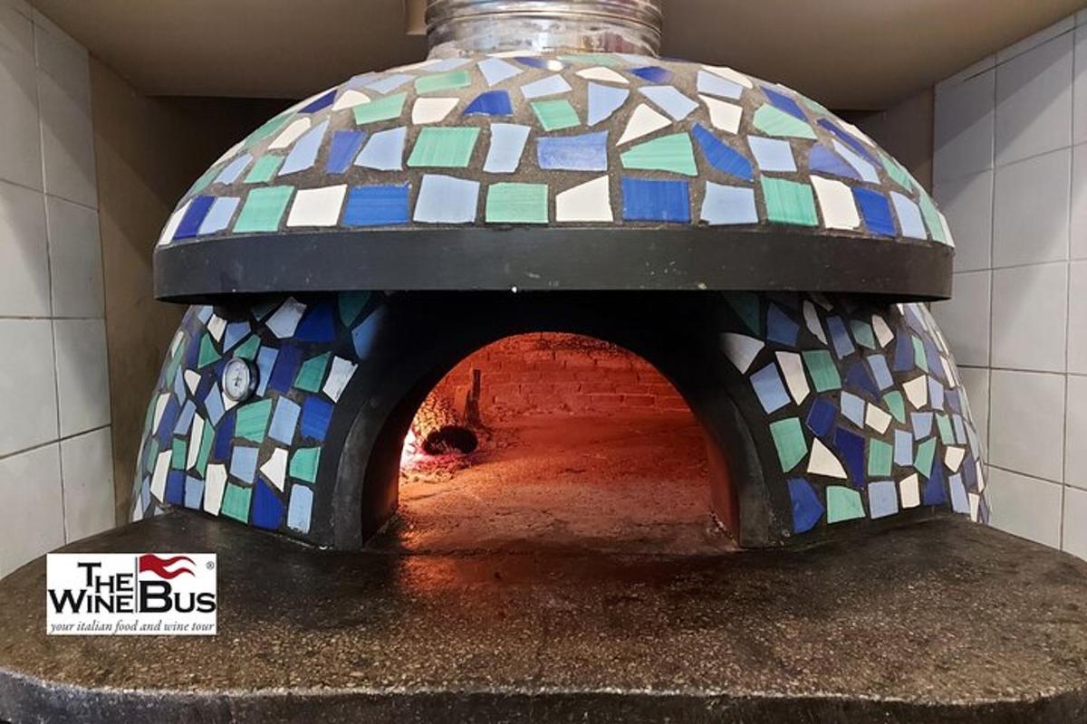 un forn exterior amb rajoles de colors