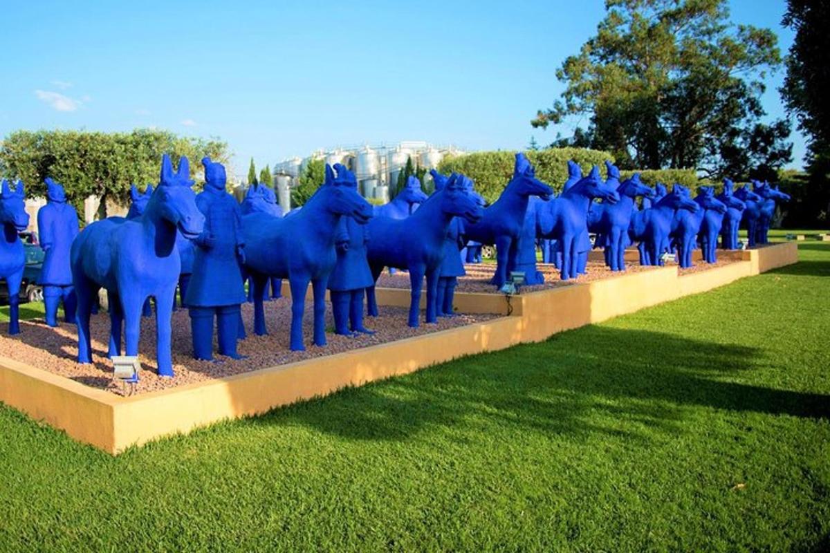 un gruppo di statue di cavalli blu in un parco