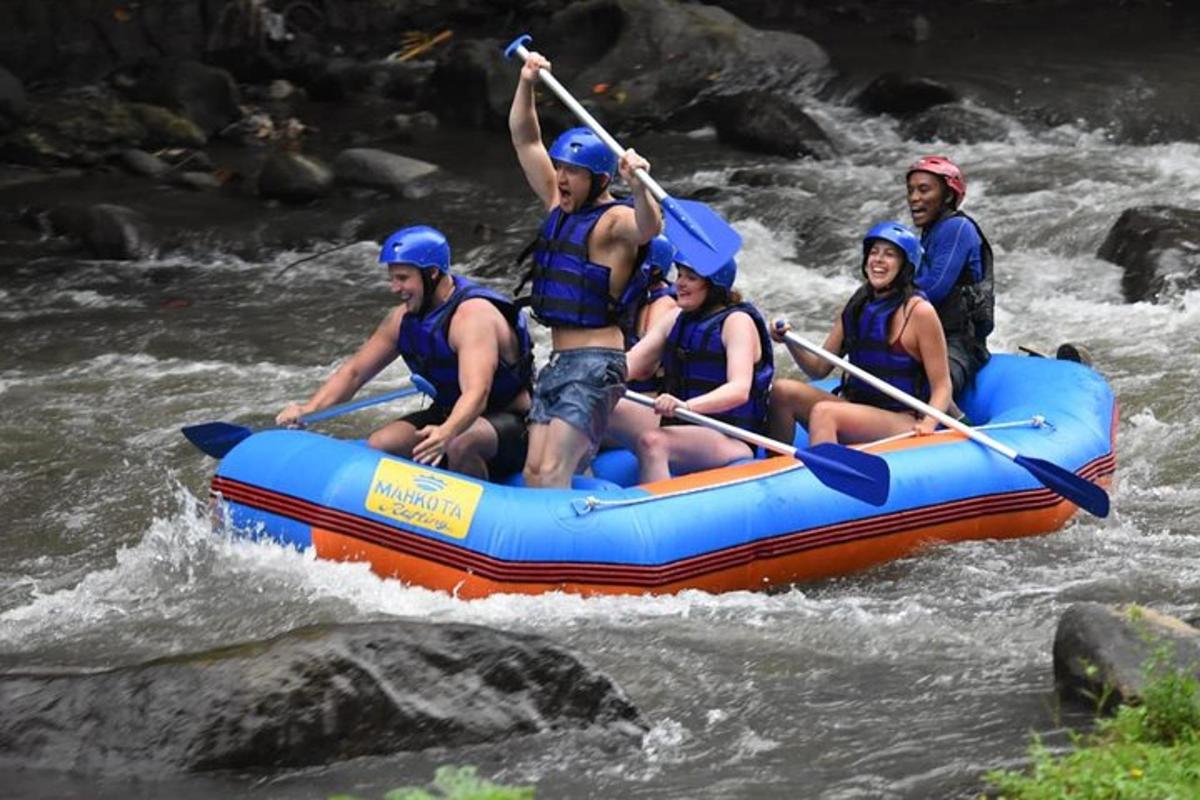 un gruppo di persone su una zattera su un fiume