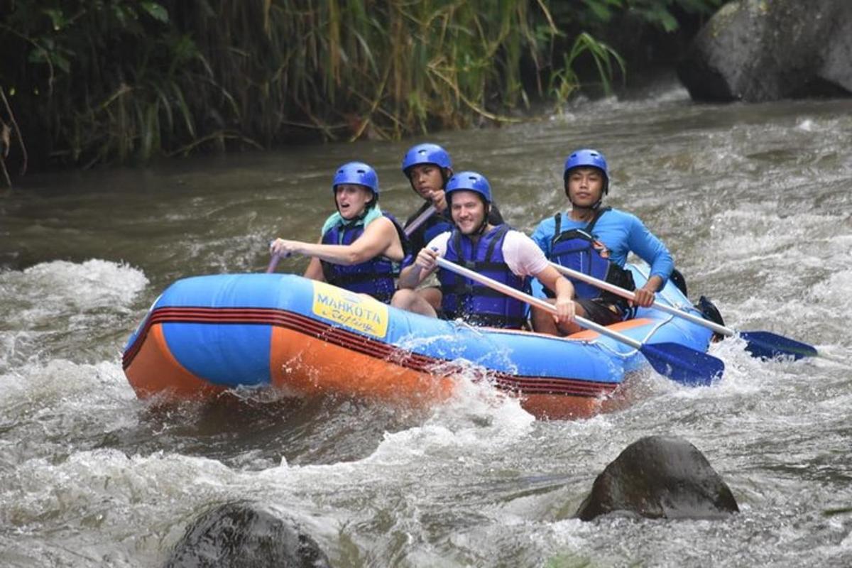 un gruppo di persone su una zattera su un fiume