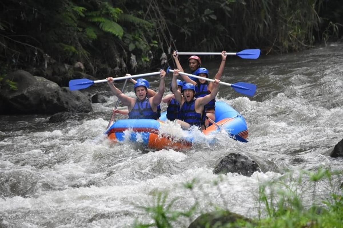 tre persone su una zattera in un fiume