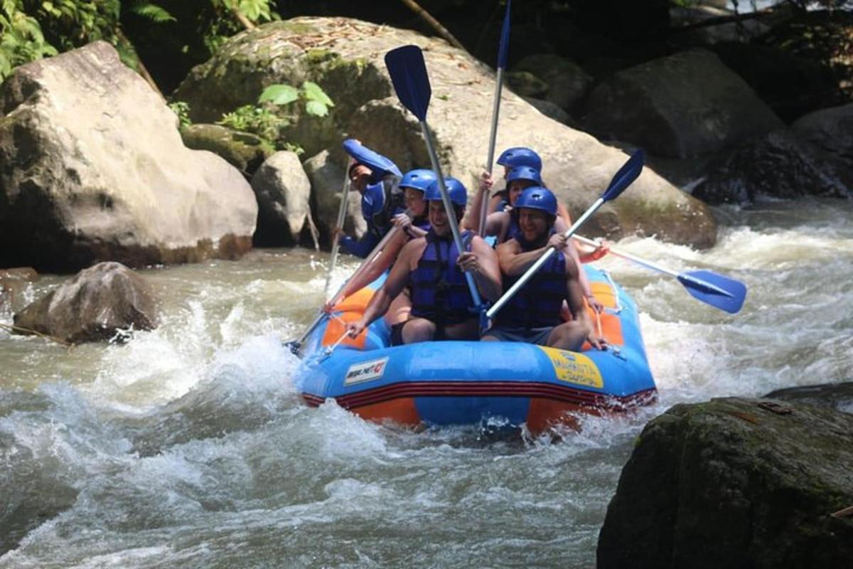 un gruppo di persone su una zattera in un fiume