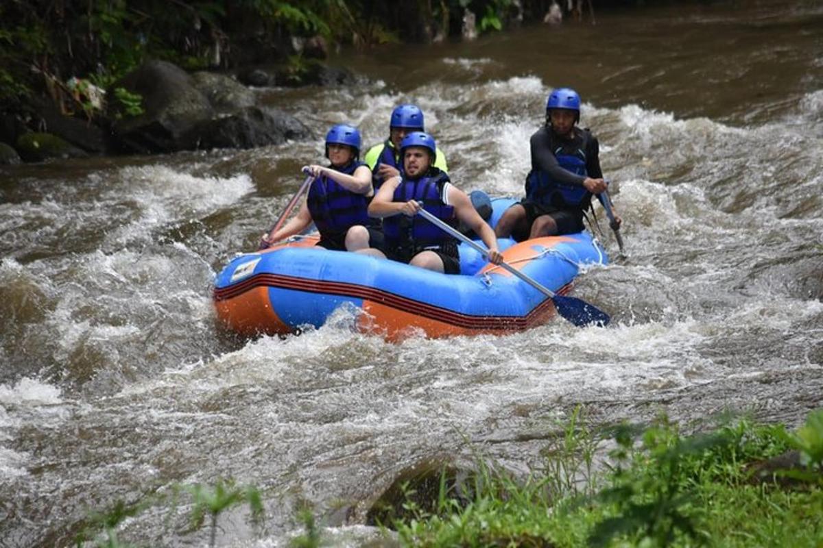 un gruppo di persone su una zattera in un fiume