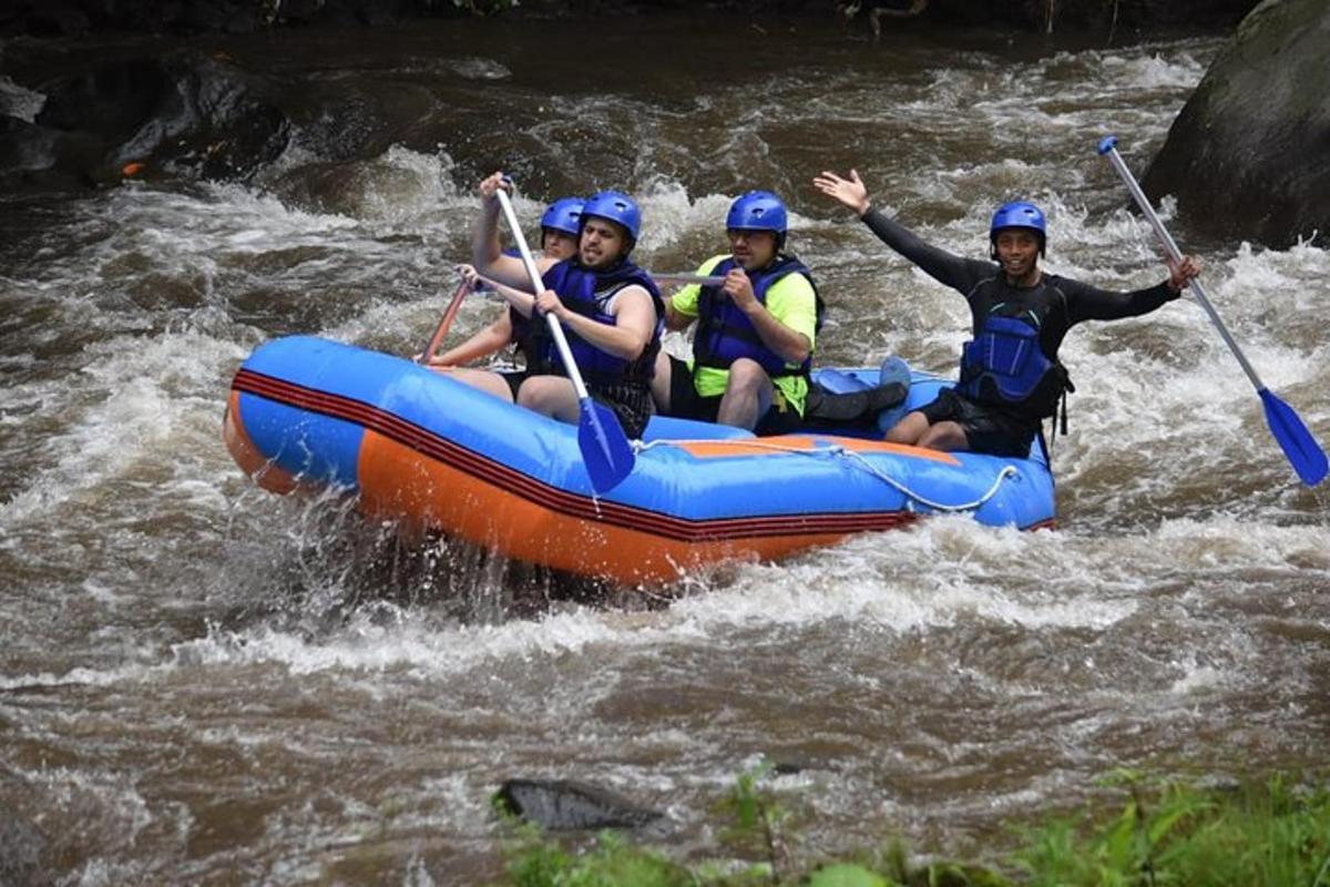 un gruppo di persone su una zattera su un fiume