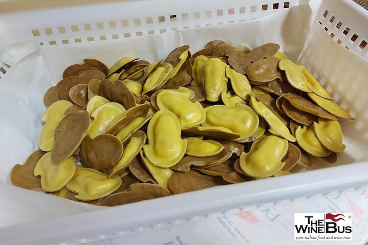 一个塑料容器，里面装满了带有黄色成分的蛤蜊
