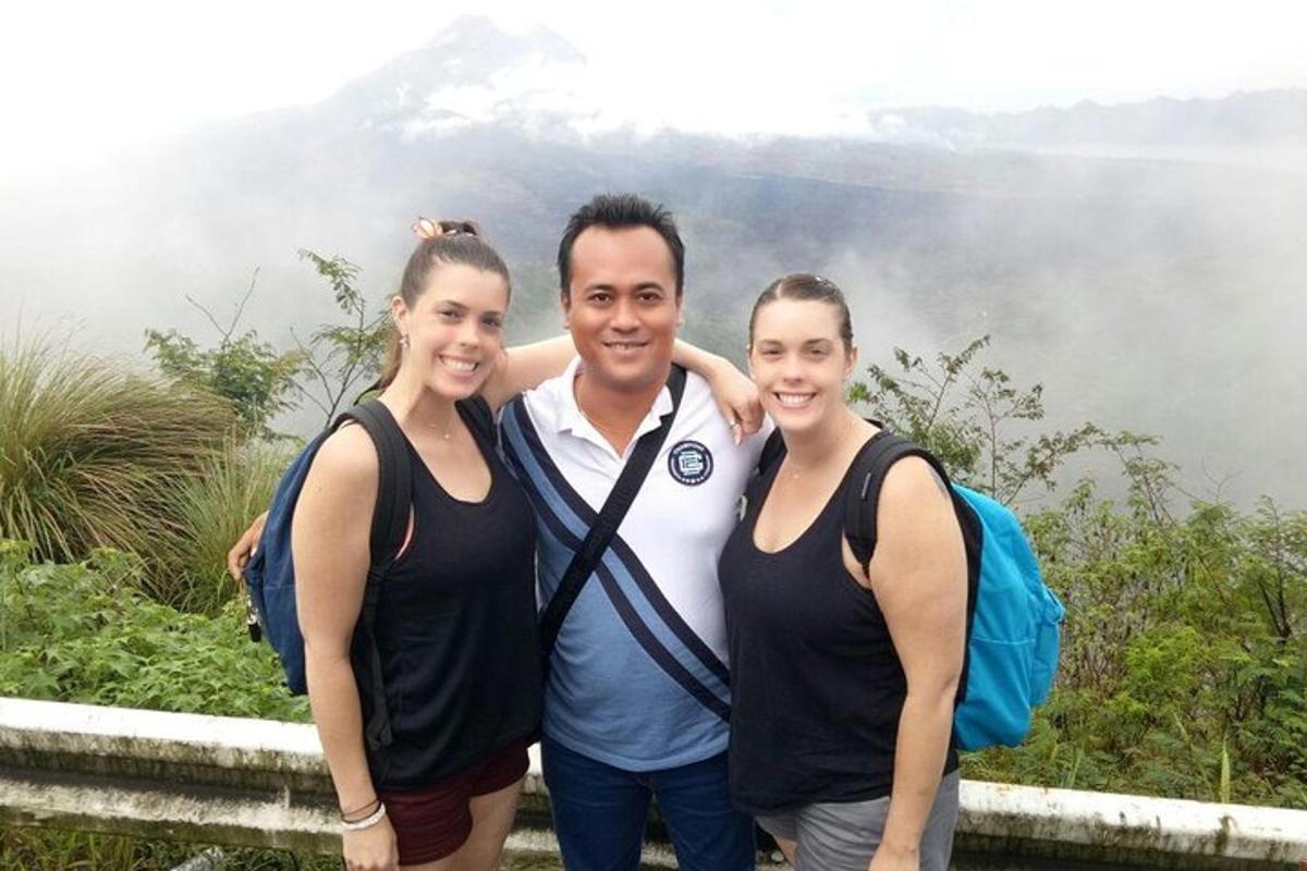 isang lalaki at dalawang babae na nakatayo sa tabi ng isa't isa