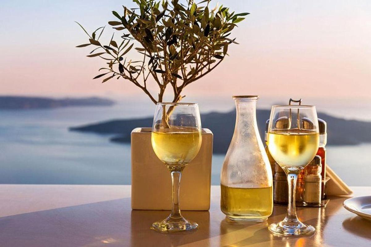 Dos copas de vino y un jarrón sobre una mesa