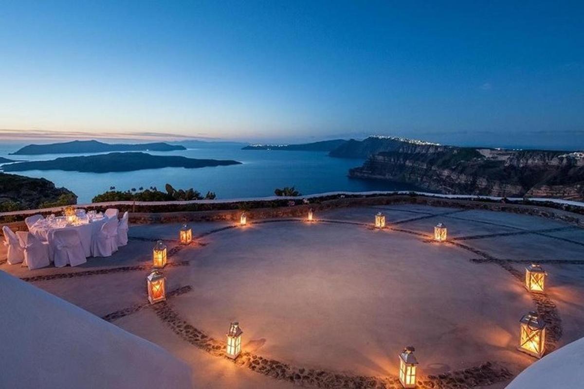 Una recepción de boda en una gran piscina con luces.