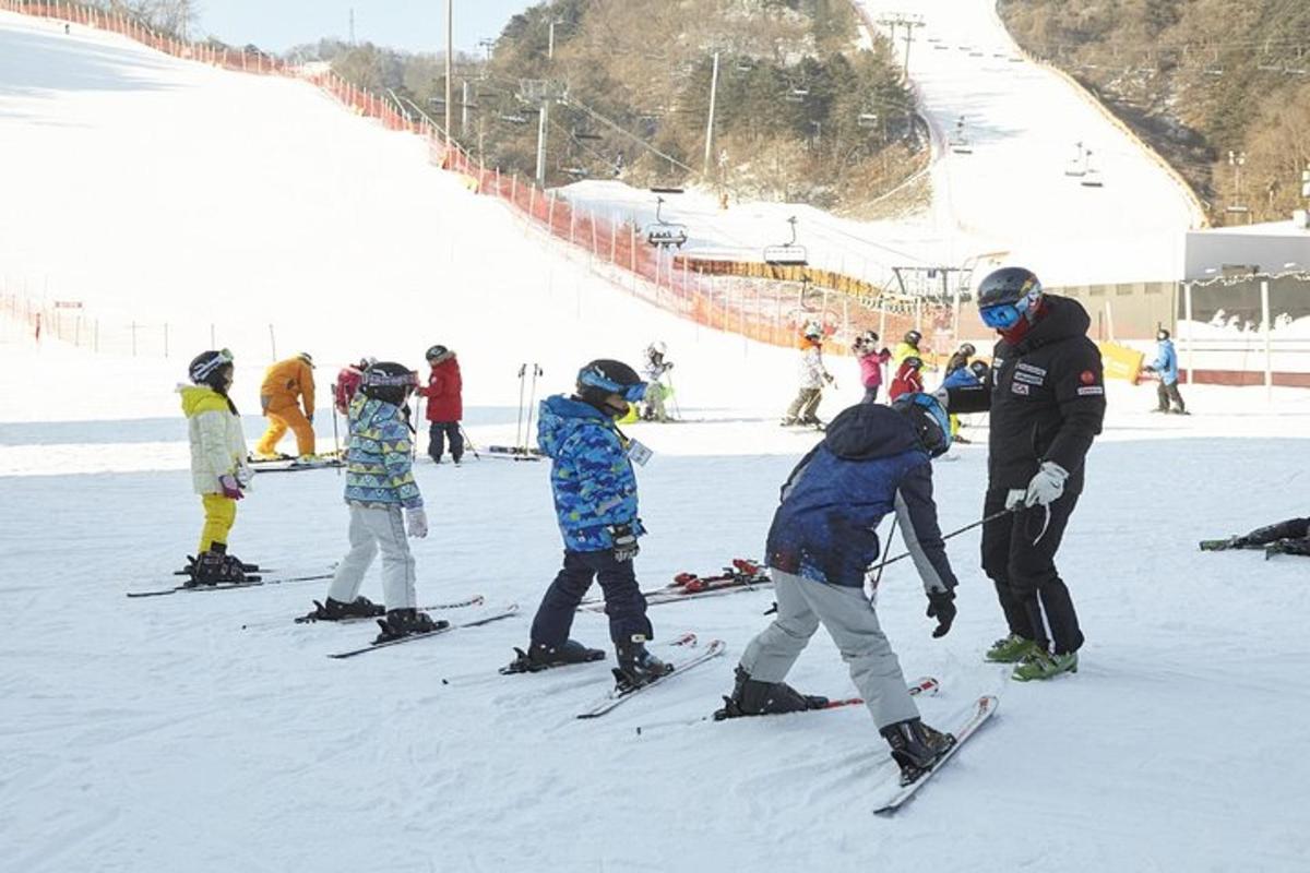 un gruppo di bambini sugli sci sulla neve