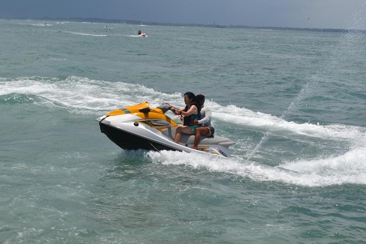 due persone a bordo di un motoscafo in acqua