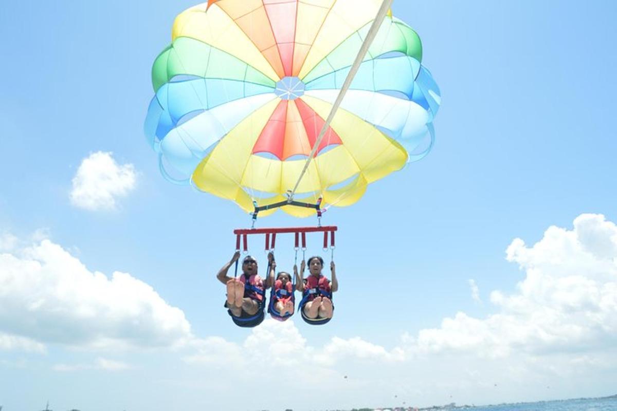 un gruppo di persone che vola con il paracadute nel cielo