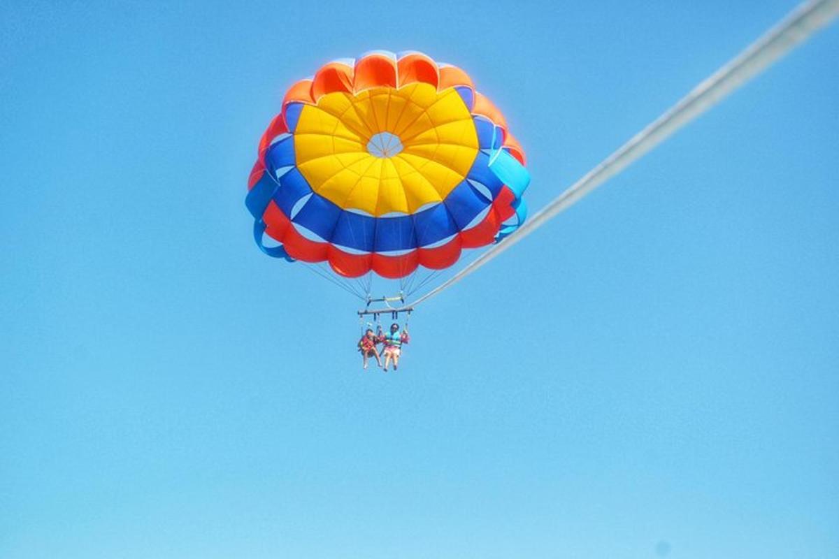 un gruppo di persone con un paracadute nel cielo