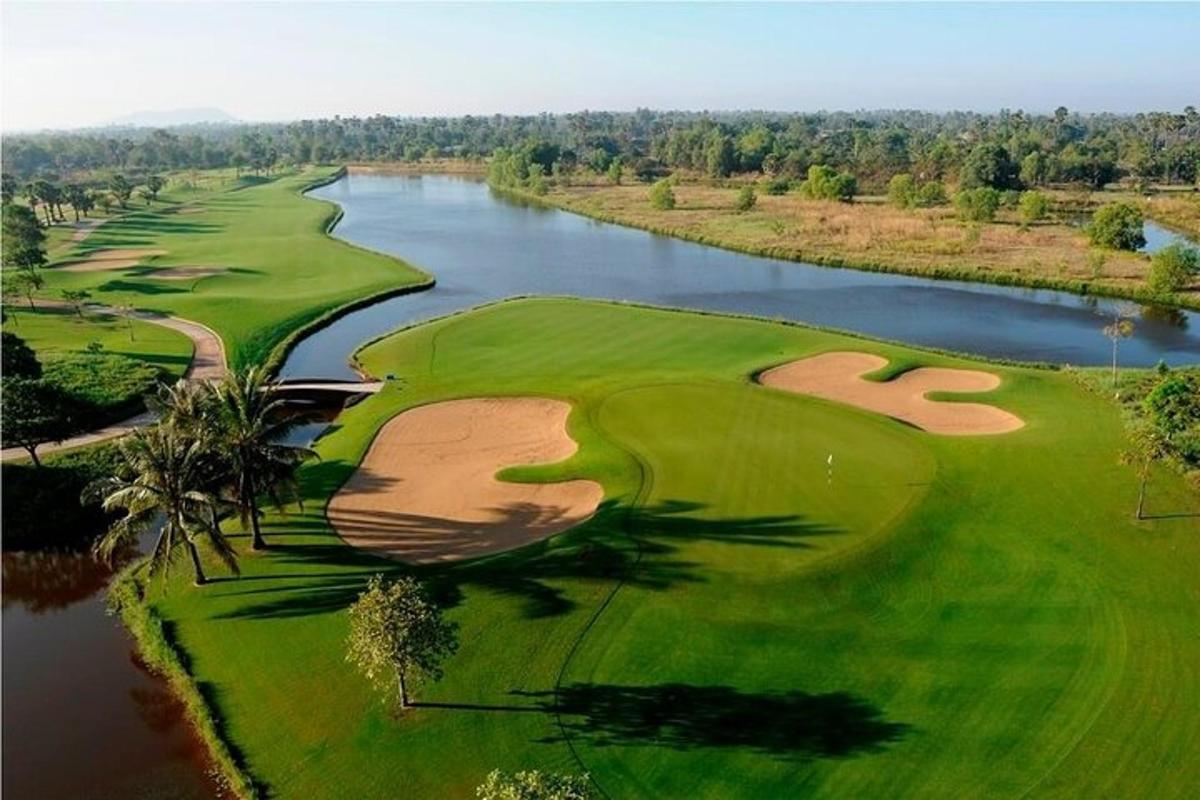 zračni pogled na igrišče za golf z reko