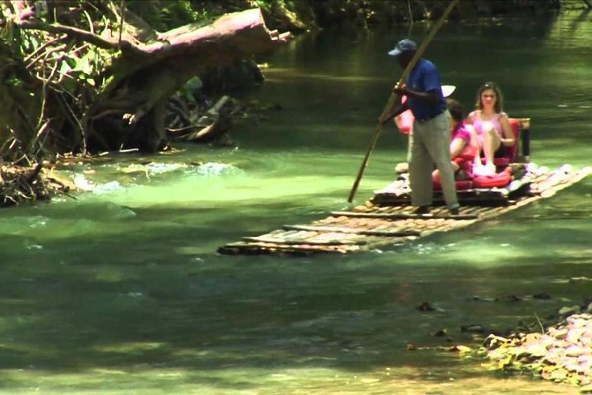eine Gruppe von Menschen auf einem Floß in einem Fluss