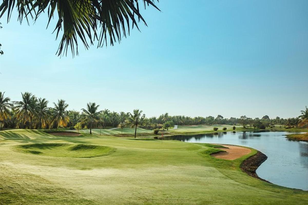 Blick auf einen Golfplatz mit Teich