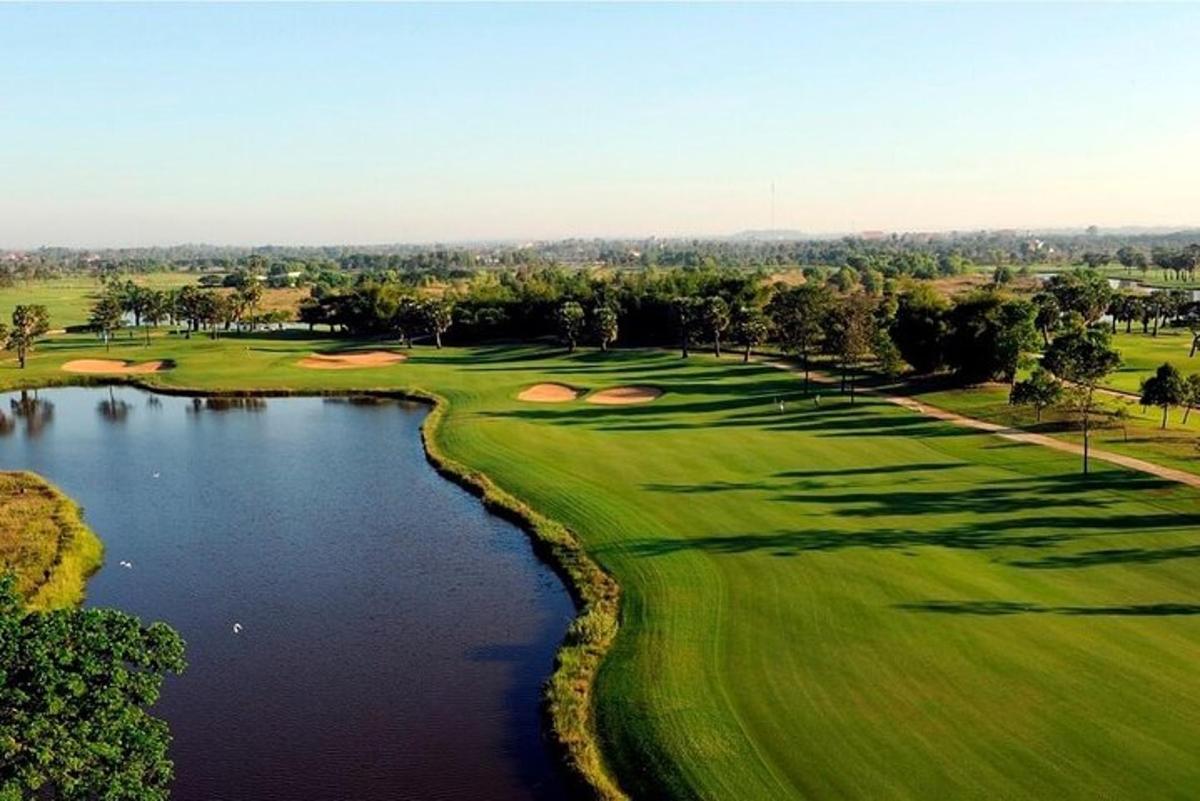 Una vista aérea de un campo de golf con un lago.