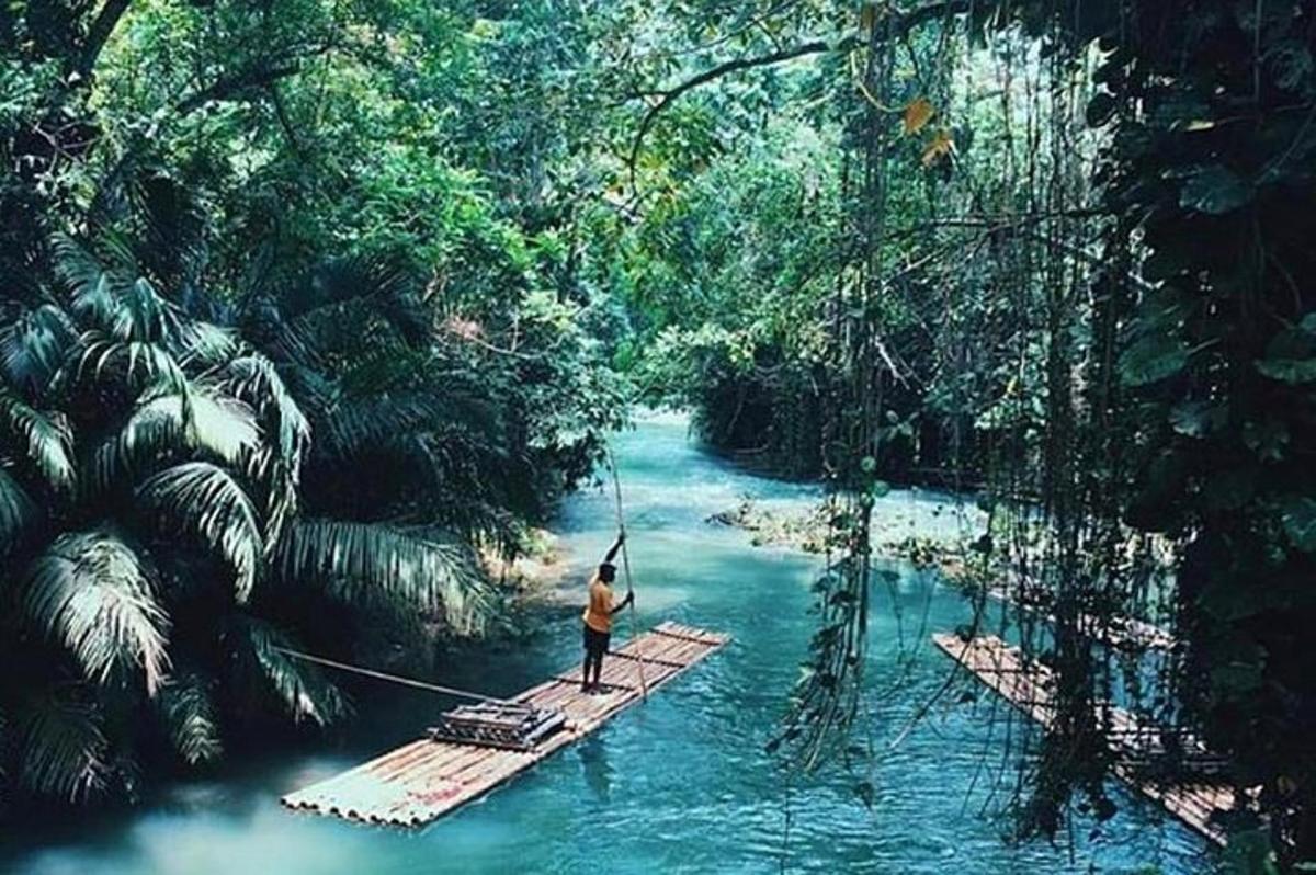 eine Person auf einem Floß mitten in einem Fluss