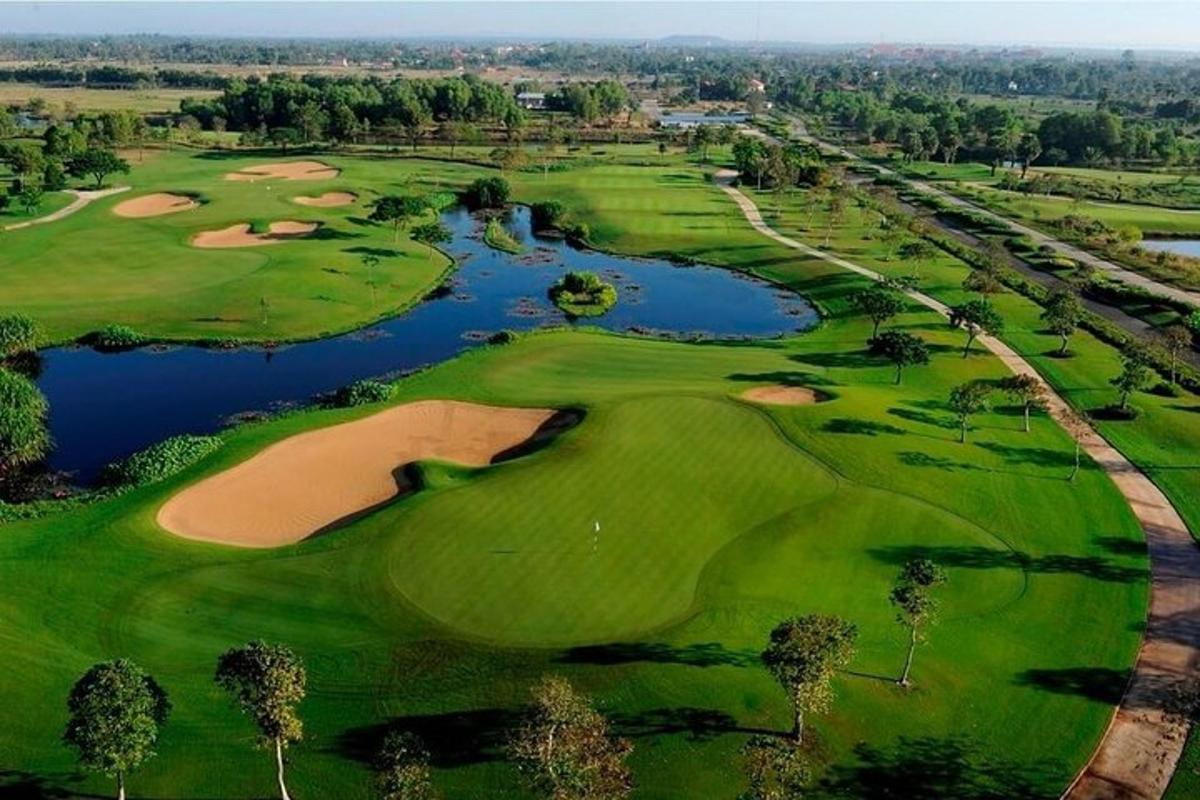 eine Luftaufnahme eines Golfplatzes mit einem Fluss