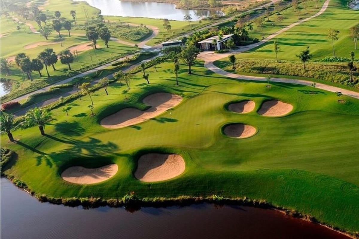 Una vista aérea de un campo de golf con un lago.