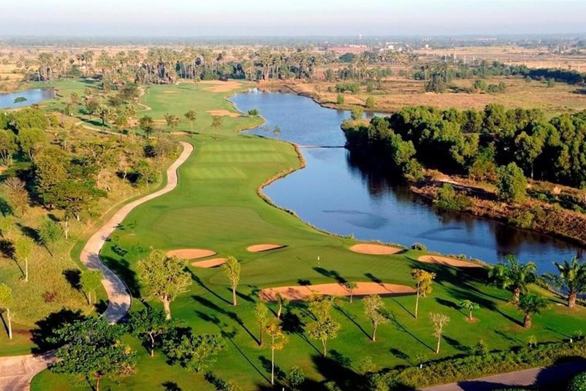 Una vista aérea de un campo de golf con un río.