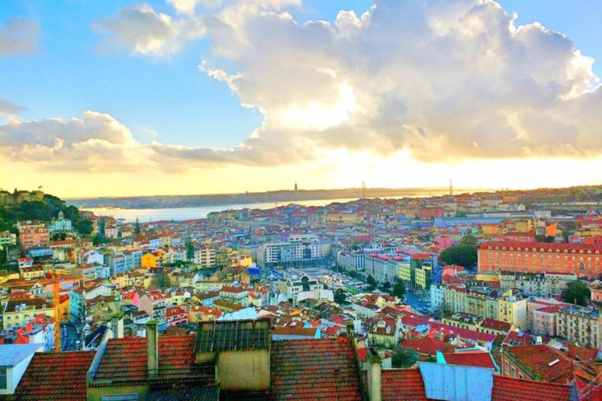 una vista di una città con edifici e l'oceano