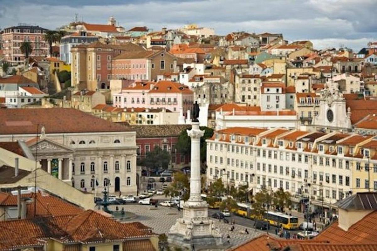 una vista di una città con una torre dell'orologio