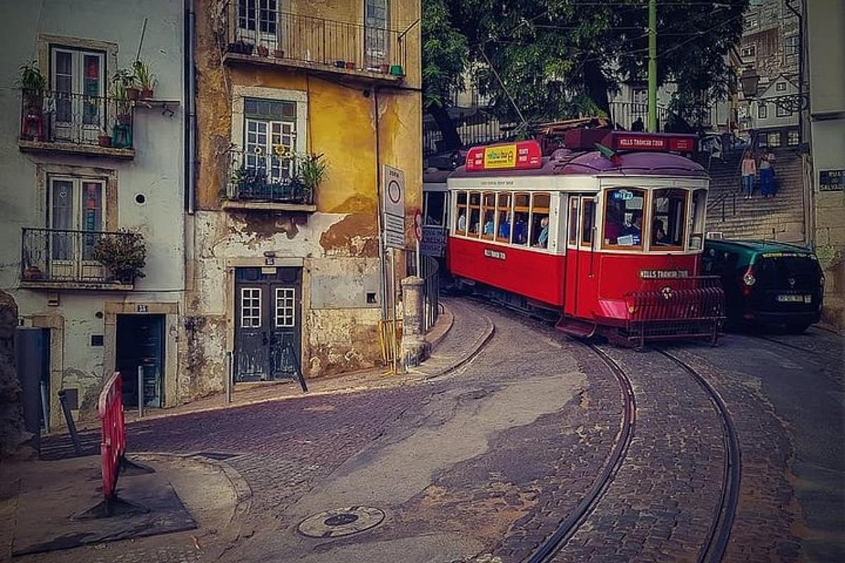 un tram rosso su una strada cittadina