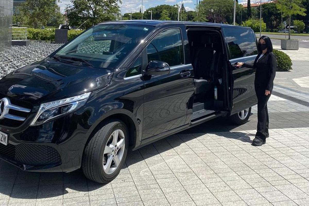 una donna sta salendo su un camion nero