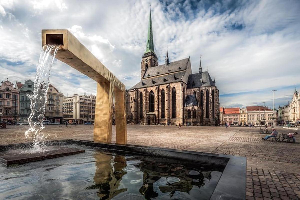 una fontana di fronte a un edificio con una chiesa