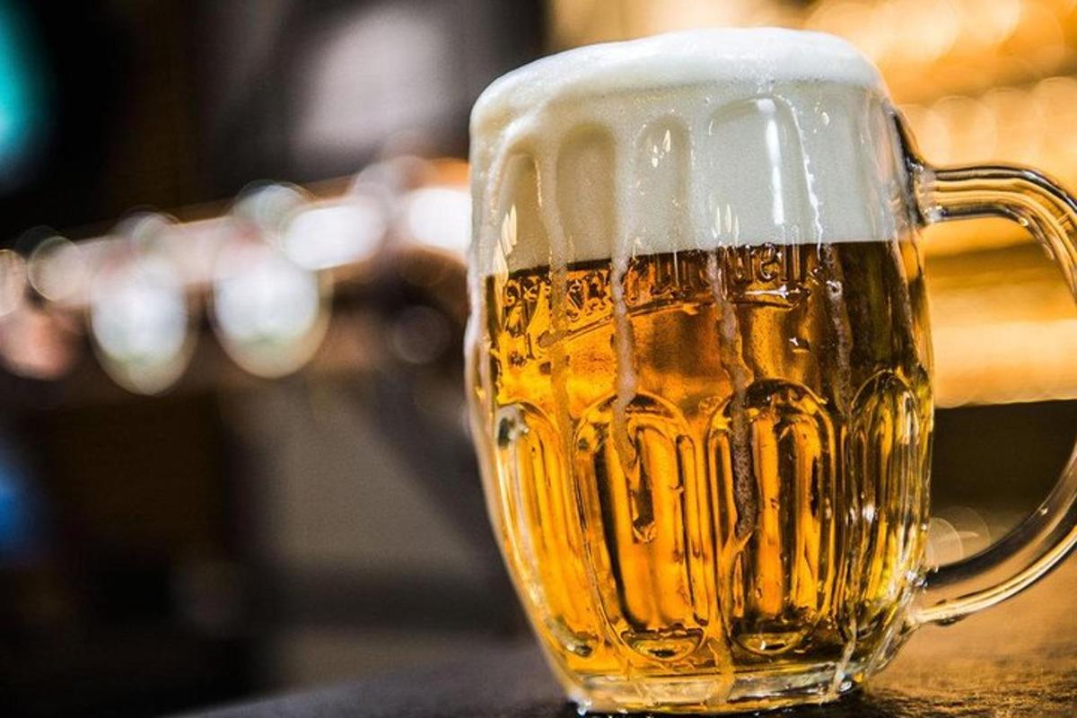 un boccale di birra appoggiato su un tavolo