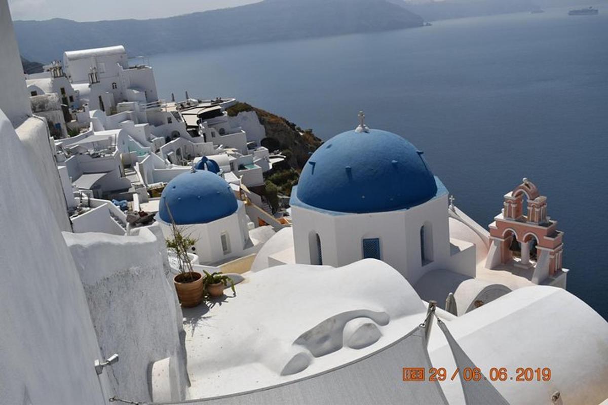 un grupo de edificios blancos con cúpulas azules