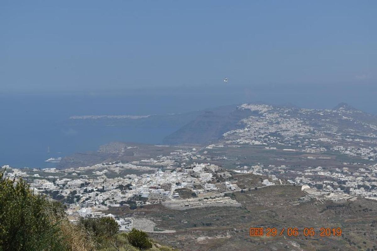 una vista di una città dalla cima di una montagna