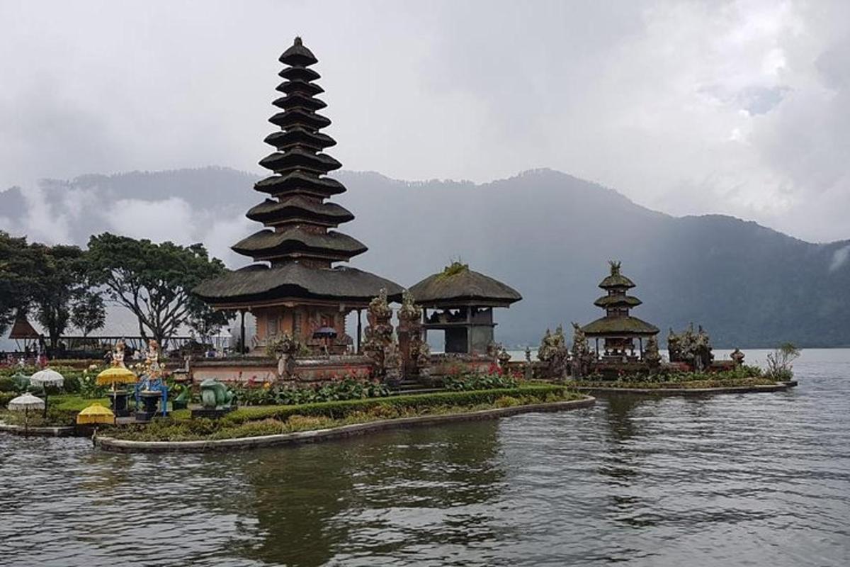 un gruppo di pagode in mezzo a uno specchio d'acqua