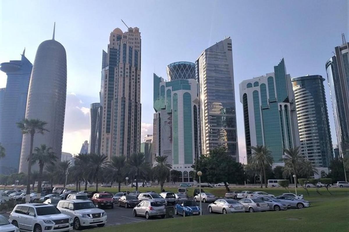 موقف سيارات به سيارات متوقفة أمام المدينة