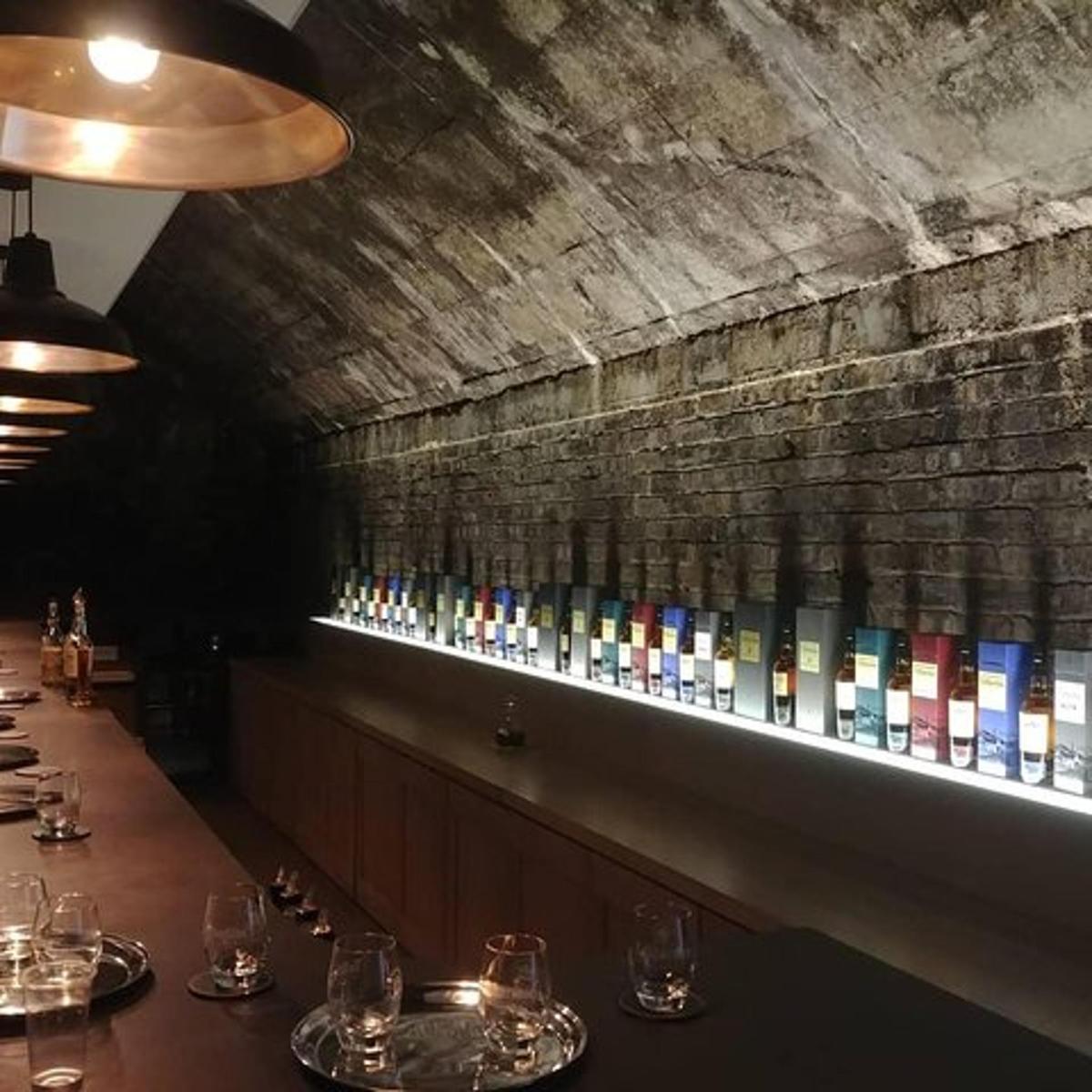 un bar con una fila di bottiglie di vino sul muro