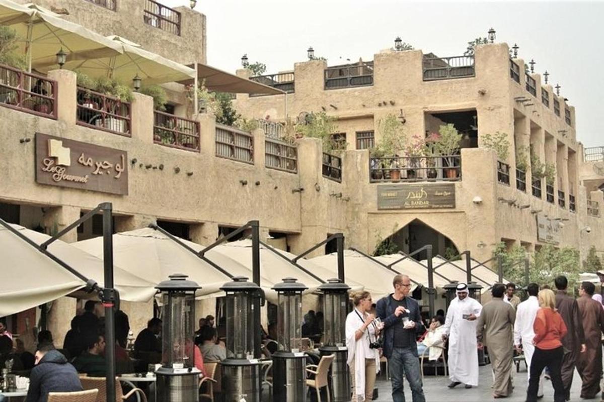 مجموعة من الأشخاص يقفون أمام مبنى