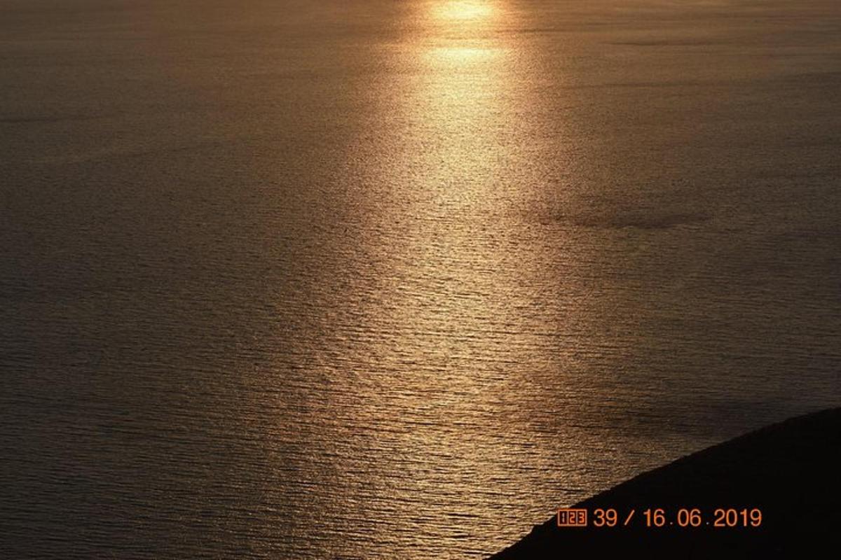 um corpo de água com o sol refletindo nele